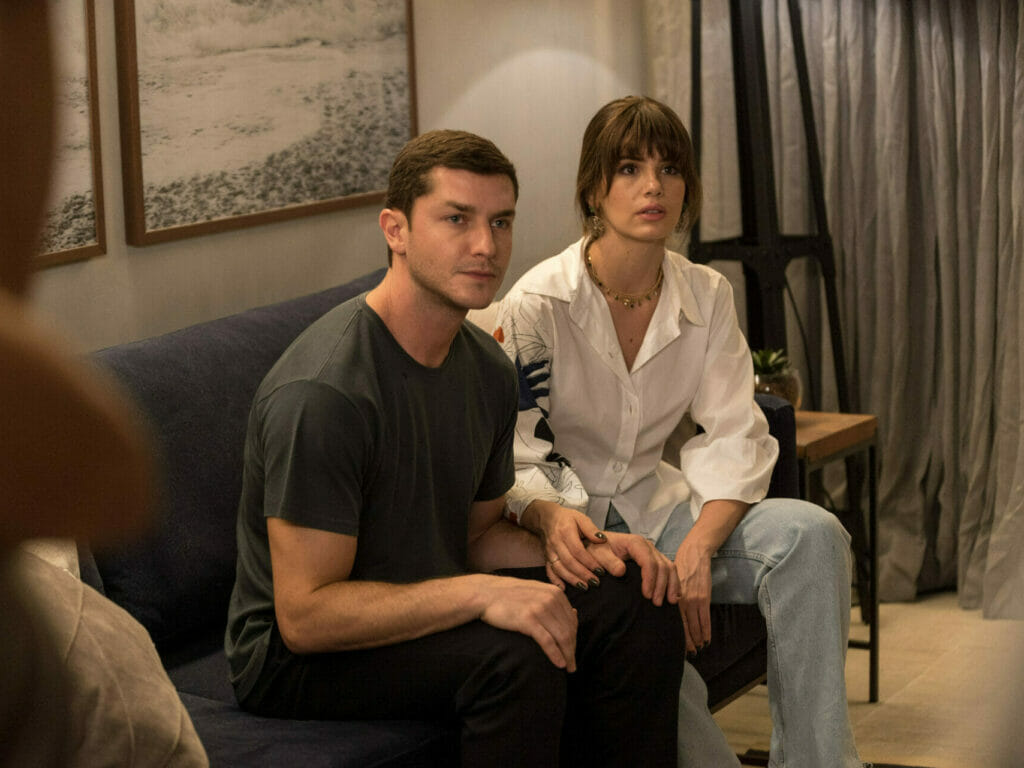 Klebber Toledo e Camila Queiroz em gravações da HBO Max