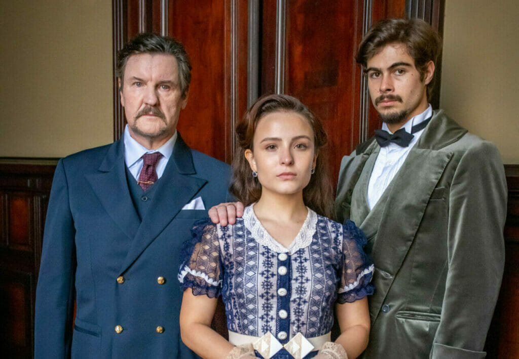Matias (Antonio Calloni), Elisa (Larissa Manoela) e Davi (Rafael Vitti) de Além da Ilusão (Divulgação)