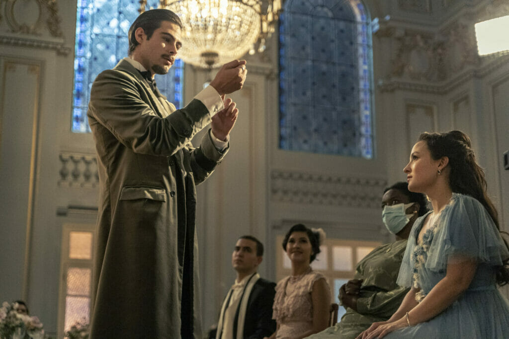 Davi ( Rafael Vitti ) se apresentando, Elisa ( Larissa Manoela ) observa (Divulgação)