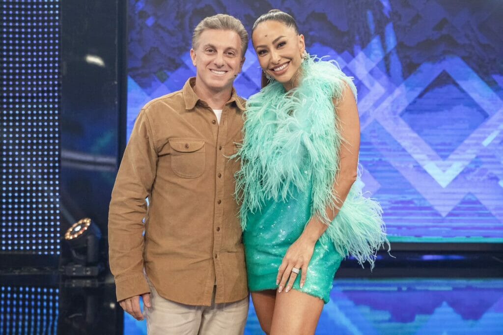 Sabrina Sato e Luciano Huck no palco do 'Doming&atilde;o' (Divulga&ccedil;&atilde;o)