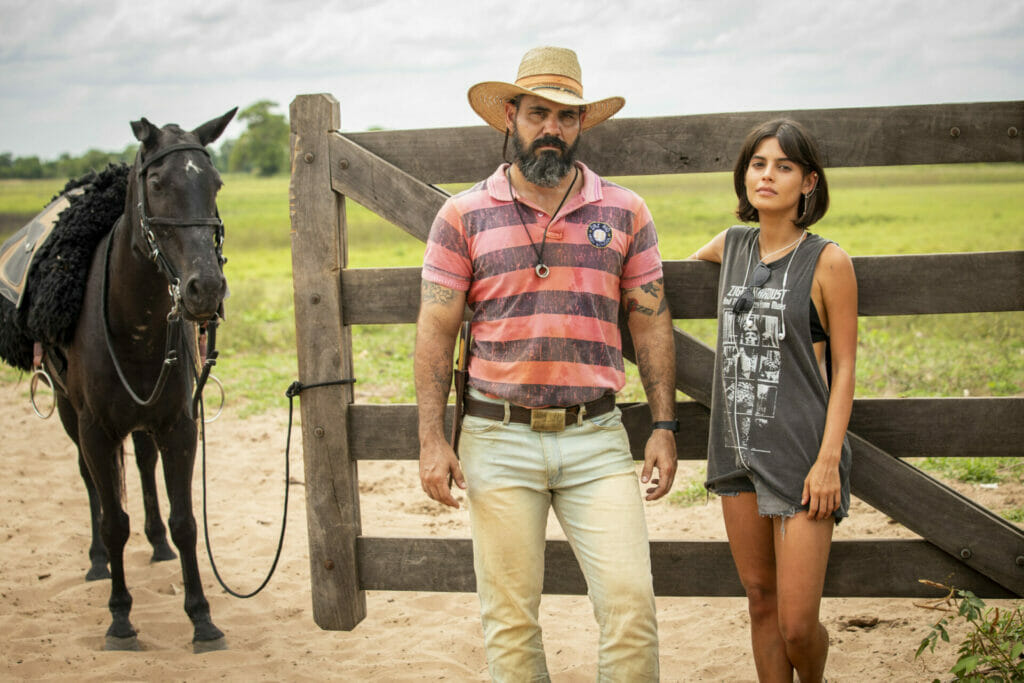 Alcides (Juliano Cazarré) e Guta (Julia Dalavia) de Pantanal