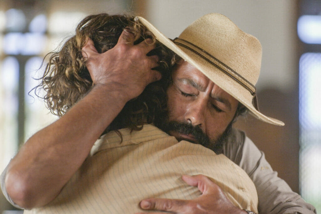 Jove (Jesu&iacute;ta Barbosa) e Z&eacute; Le&ocirc;ncio (Marcos Palmeira) de Pantanal