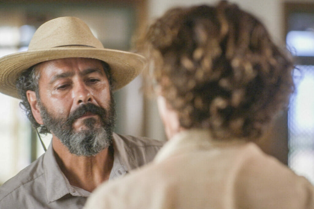 Jove (Jesu&iacute;ta Barbosa) e Z&eacute; Le&ocirc;ncio (Marcos Palmeira) de Pantanal