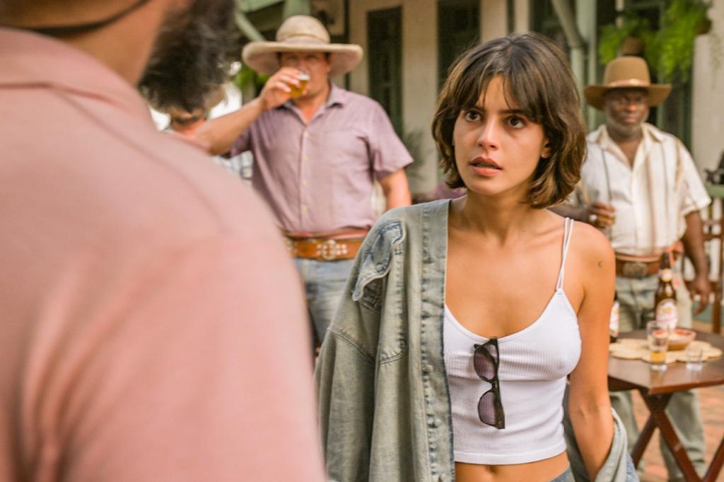 Guta (Julia Dalavia) e Alcides (Juliano Cazarr&eacute;) de Pantanal 