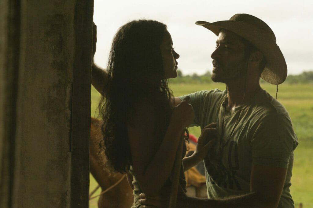 Muda (Bella Campos) e Levi (Leandro Lima) de Pantanal
