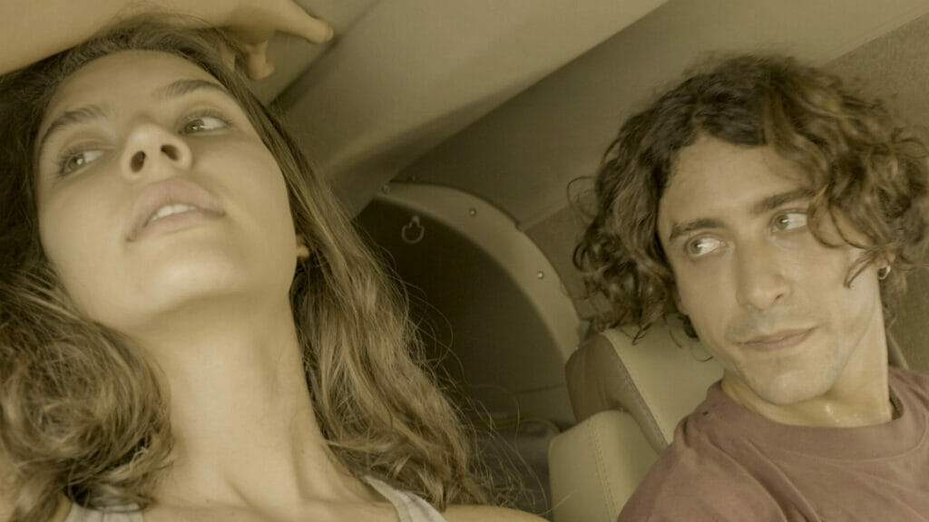 Jove (Jesuíta Baborsa) leva Juma (Alanis Guillen ) para o Rio de Janeiro