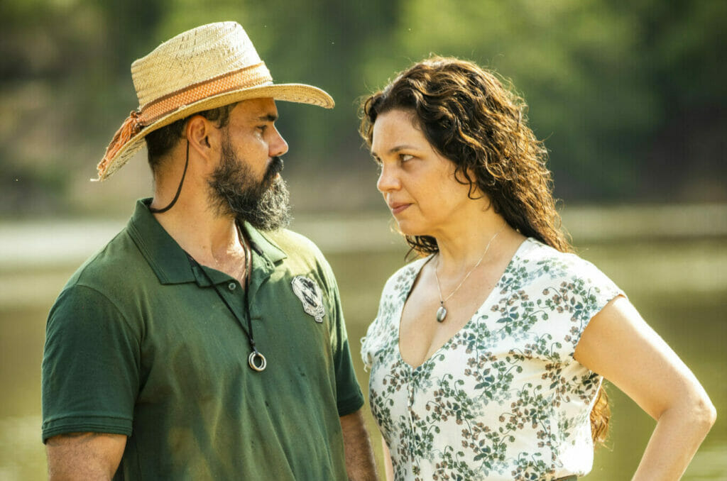 Alcides (Juliano Cazarré) e Maria Bruaca (Isabel Teixeira) de Pantanal