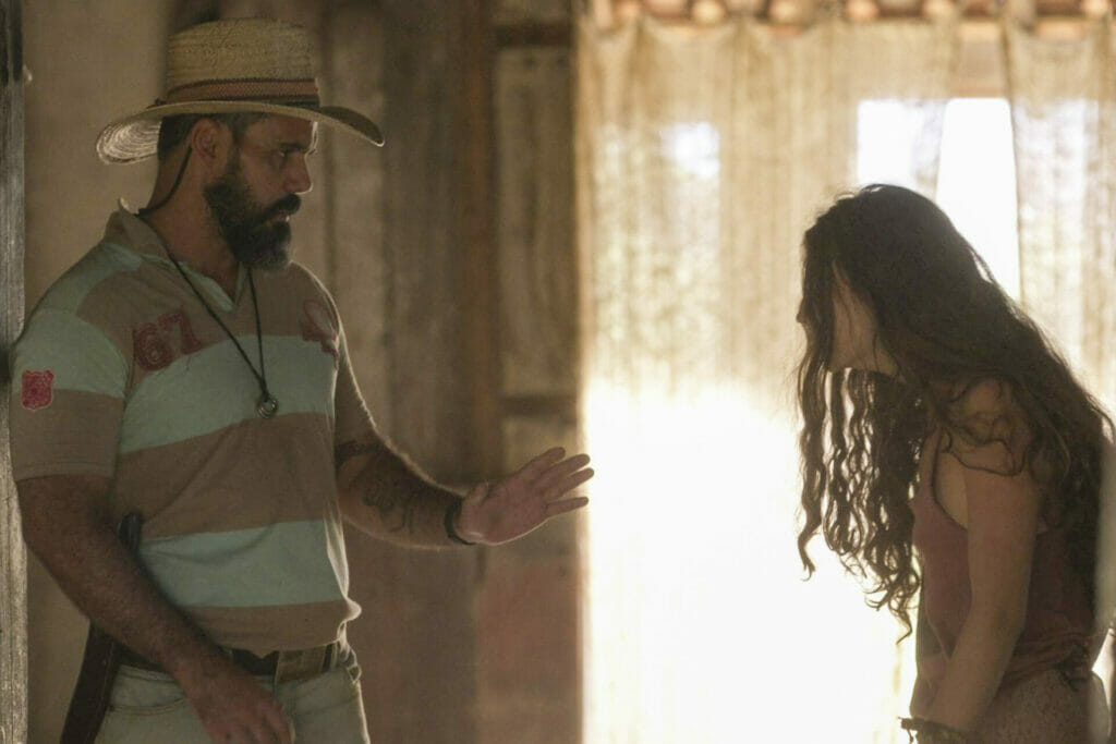 Juma (Alanis Guillen) e Alcides (Juliano Cazarré) de Pantanal