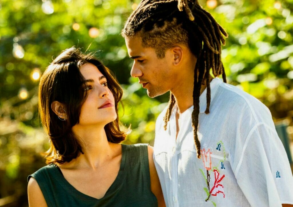 Marcelo (Lucas Leto) e Guta (Julia Dalavia) em Pantanal