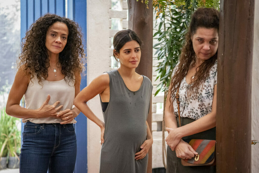 Zuleica (Aline Borges), Guta (Julia Dalavia) e Maria Bruaca (Isabel Teixeira) em Pantanal