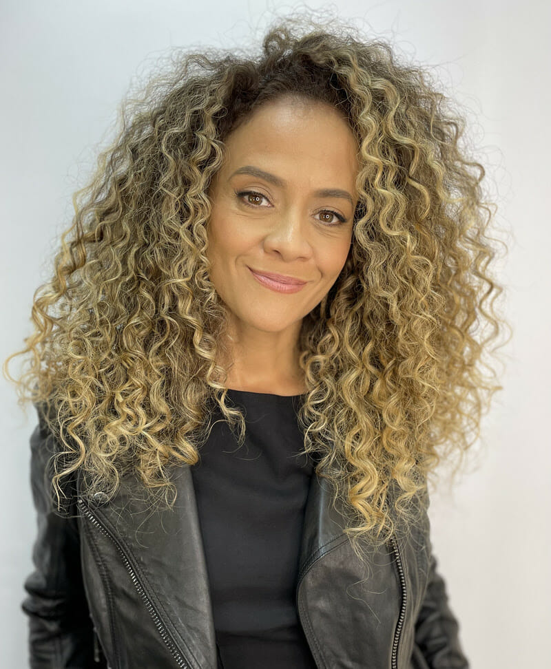 Aline Borges com novo visual
