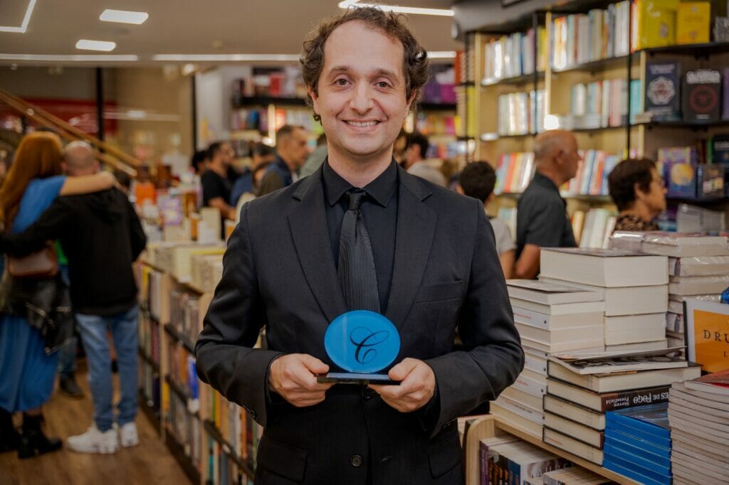 O escritor Tom Rebello
