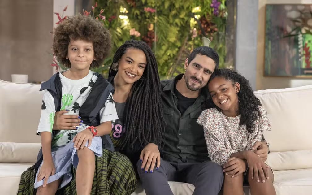 Em Família é Tudo, Renato Góes é Tom, um publicitário aventureiro e apaixonado