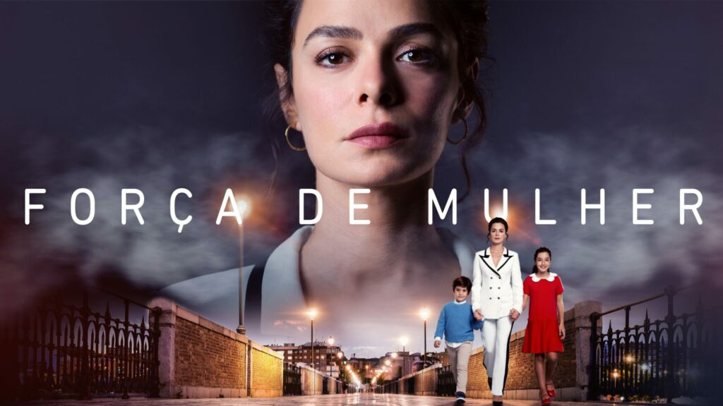 Bahar, personagem da novela For&ccedil;a de Mulher, com seus filhos